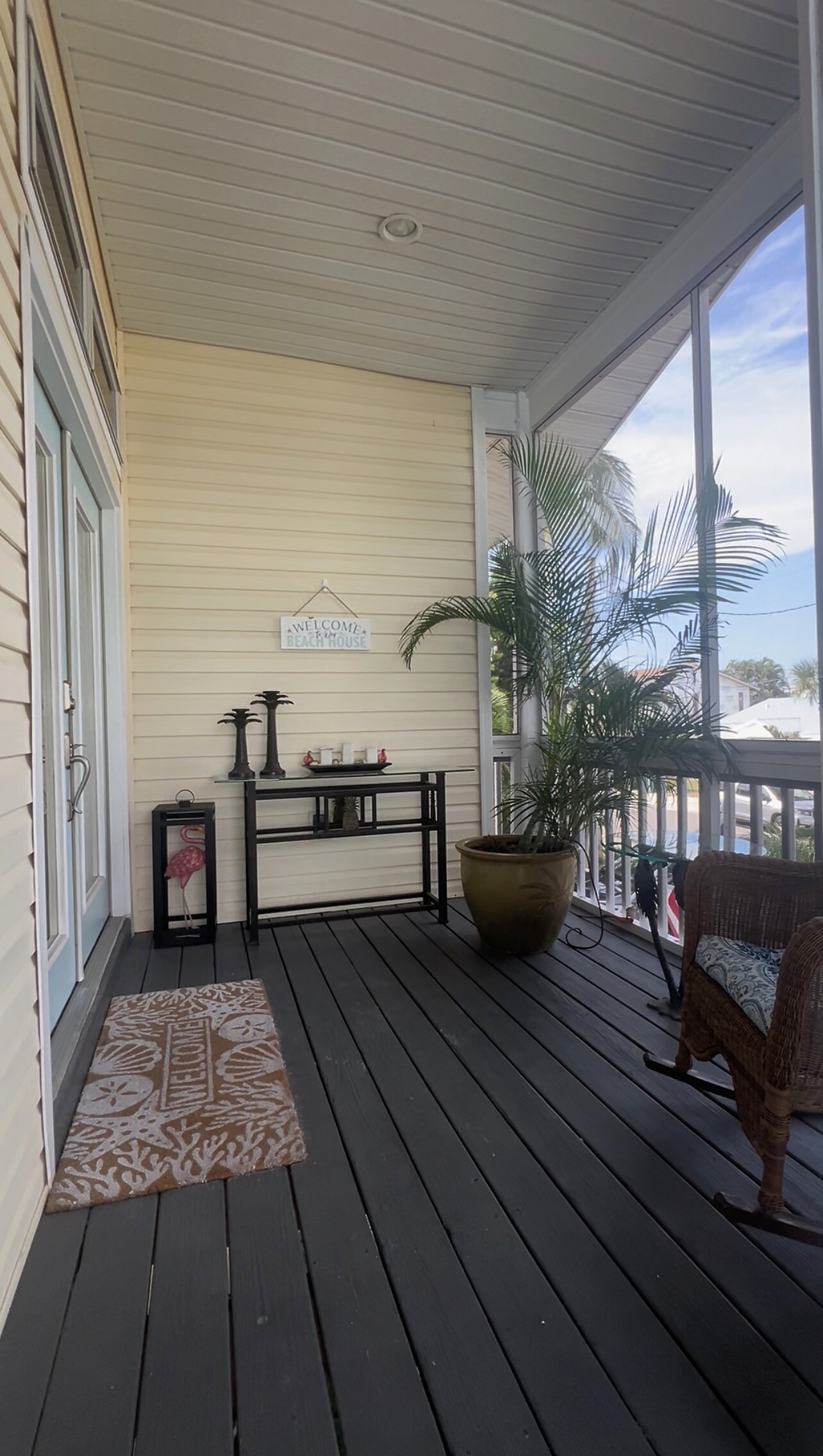 The welcoming screened balcony at Irresistible Options.